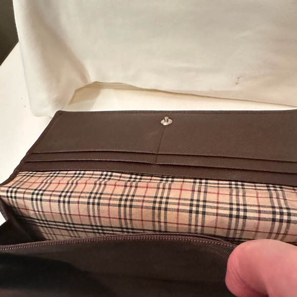 Burberry brown leather bifold wallet with COA, silver logo on outside. - Picture 5 of 9
